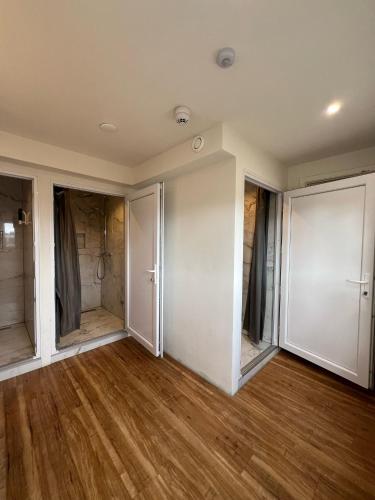 Five Person Room With Shared Bathroom image 3