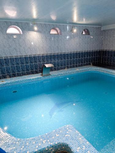 Úszómedence, Ізумруд in Kholmok