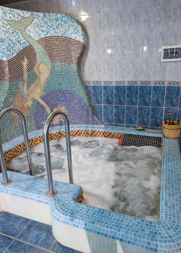 Pezsgőfürdő, Ізумруд in Kholmok