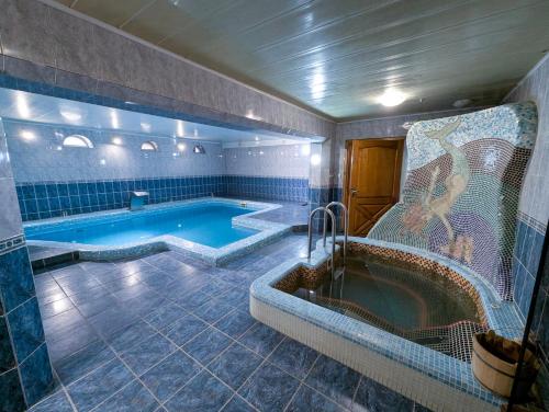 Úszómedence, Ізумруд in Kholmok