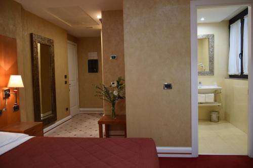 Standard Double or Twin Room image 6
