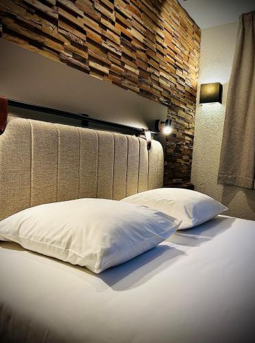 1 double bed, 1 twin bed