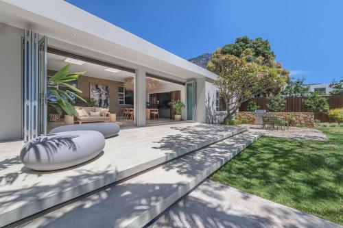 Relax in Style at this Stunning Villa in Camps Bay, Cape Town, Città del Capo (foto 9)