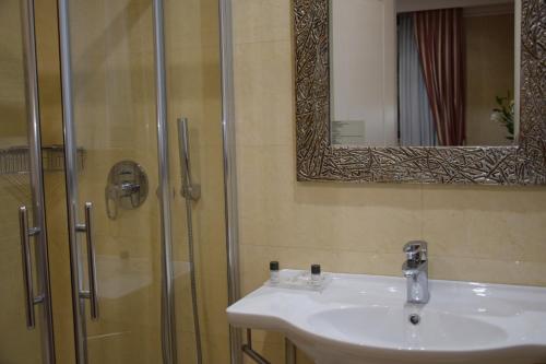 Standard Double or Twin Room image 3