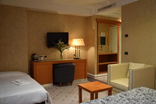 Superior Triple Room image 8