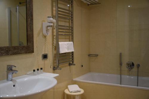 Superior Triple Room image 9