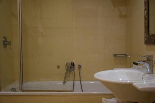 Superior Triple Room image 5