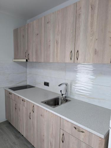 Konyha, Ізумруд in Kholmok