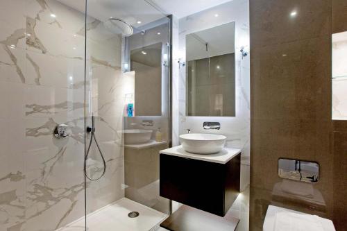 Luxury Living with City Views with Pool and Gym AC - image 5