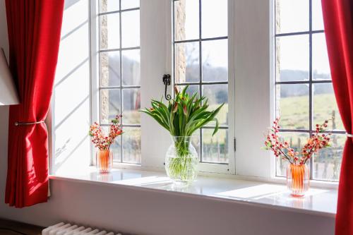 delat sällskapsrum/tv-rum, The Old Abbey Farmhouse - Stay at Quarr Abbey Monastery - Pet-Friendly Farmhouse with History & Coun in Binstead and Fishbourne