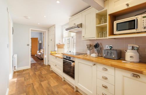 kök, The Old Abbey Farmhouse - Stay at Quarr Abbey Monastery - Pet-Friendly Farmhouse with History & Coun in Binstead and Fishbourne