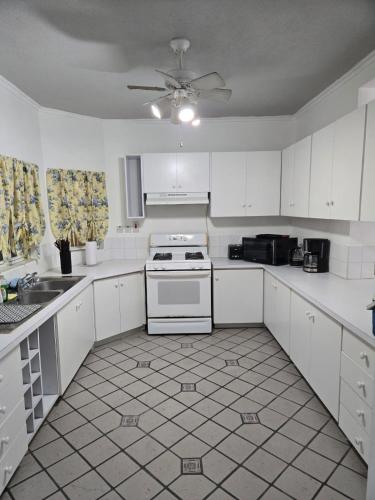 Maraval Townhouse - Haleland Park Sleeps 5 in Maraval