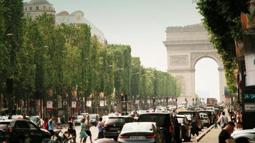 Urban Flat 129 - Sublime Art Love Champs-Elysees - image 13