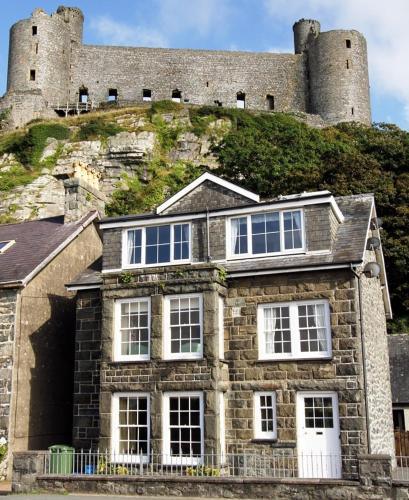 Below the castle at Snowdonia in هارليش
