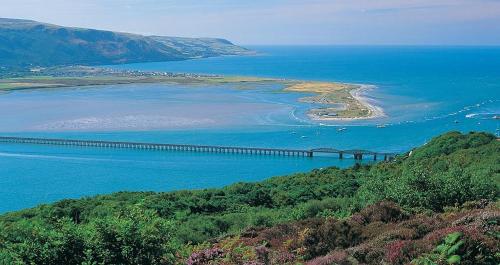 Below the castle at Snowdonia in هارليش
