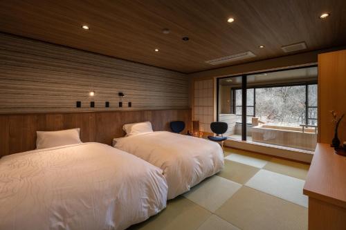 2 twin beds