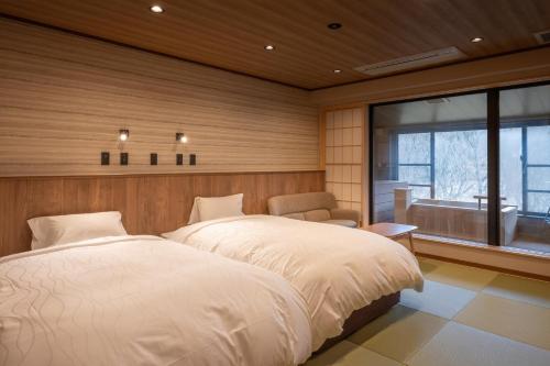 2 twin beds