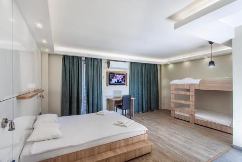 1 king bed, 1 bunk bed