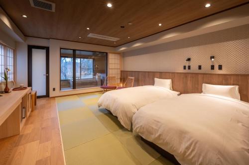2 twin beds