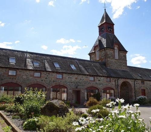 Courtyard Cottage - sleeps 4 with en-suite gîte à louer Dalchreichart