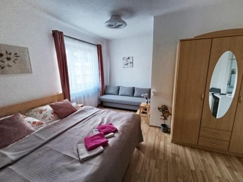 1 queen bed, 1 sofa bed