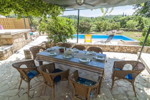 Villa Lucivana with free parking in Popovići