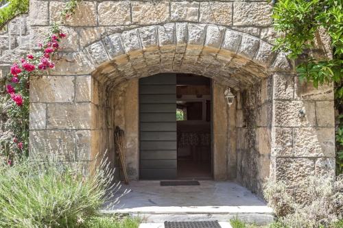 Villa Lucivana with free parking in Popovići