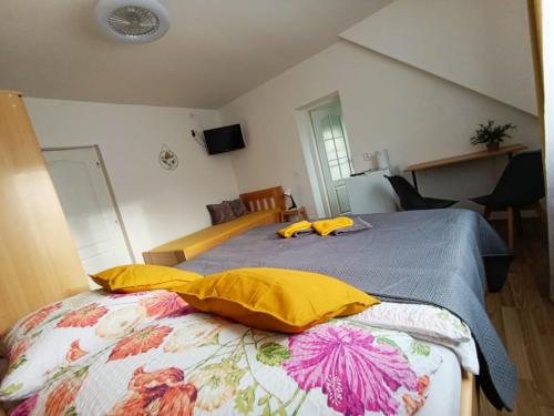 1 queen bed, 1 twin bed