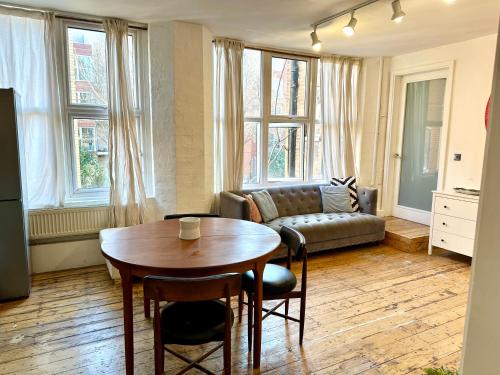 Bright Large Double Bedroom Flat, Londyn