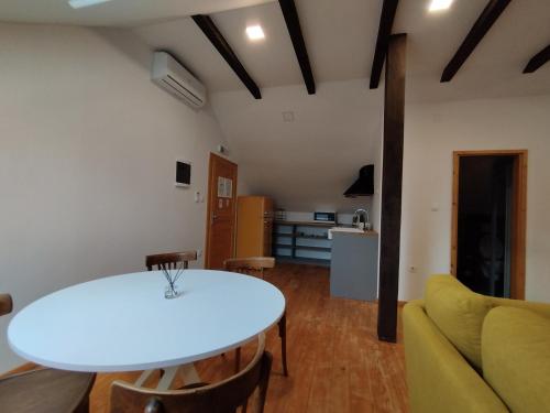 Dvori 1882 in 卡拉納茨