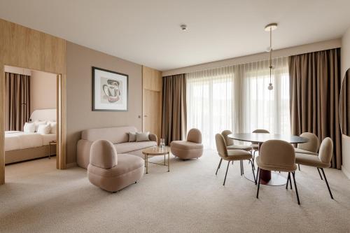 2 bedrooms, 4 beds