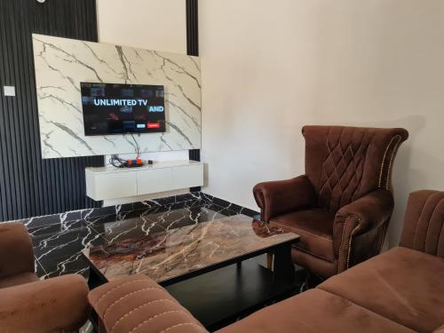 ห้องส่วนกลางสำหรับนั่งเล่น/ดูทีวี, Amangee Luxury Apartments in ยิเมทา