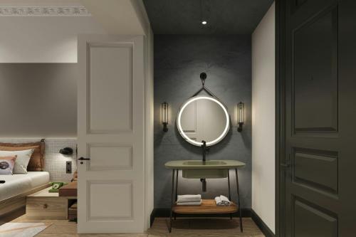Moxy Twin Room with Atrium View image 1