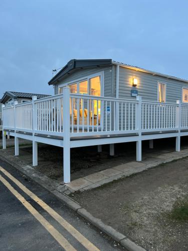 Stunning mini lodge with sea view