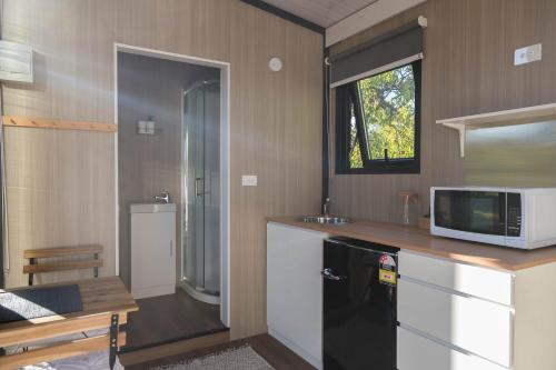 Applewood Cabin 1 by Tiny Away in هيروود