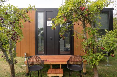 Applewood Cabin 2 by Tiny Away in هيروود