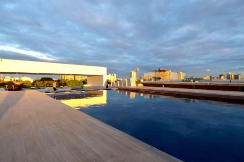 Loft sobrio, rooftop panorámico y piscina infinita