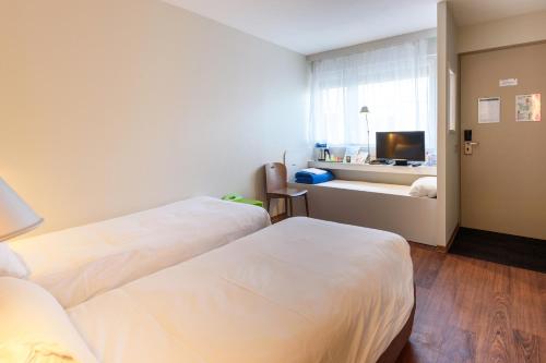3 twin beds
