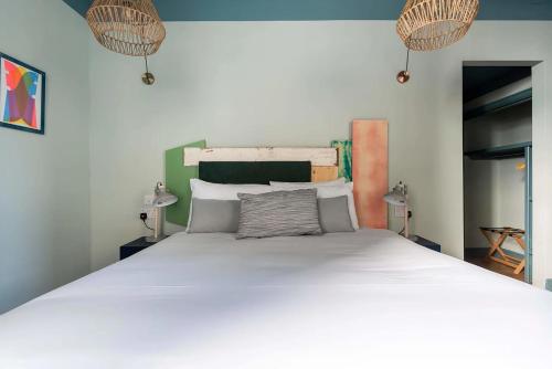 Selina Brighton - image 2