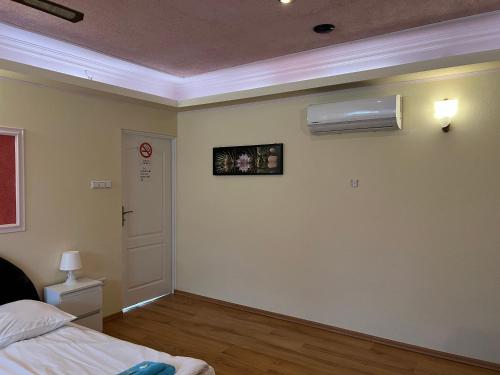 Deluxe Double Room with Bath image 5