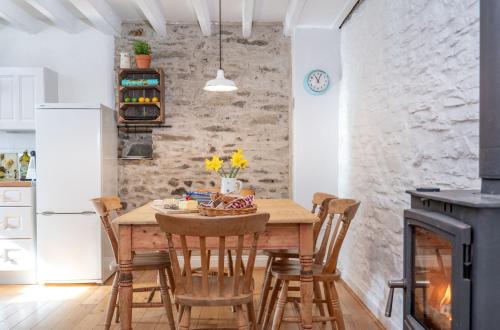 Granary Cottage with hot tub on organic farmland in Dihewid