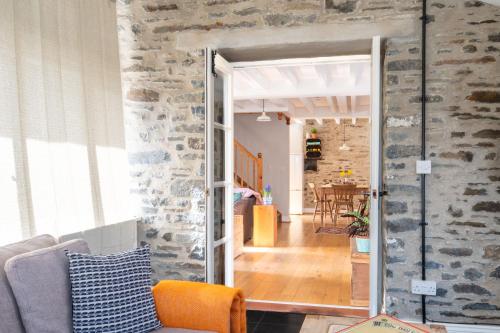 Granary Cottage with hot tub on organic farmland in Dihewid