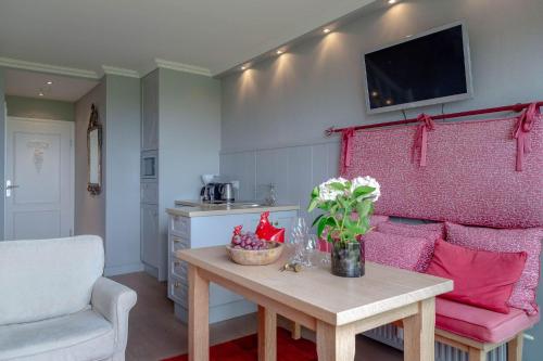 One-Bedroom Apartment with Shower image 10