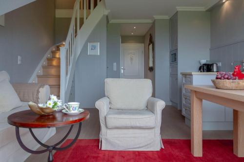 One-Bedroom Apartment with Shower image 8