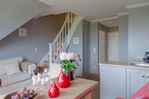 One-Bedroom Apartment with Shower image 7