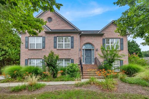 Relaxing 3BR Duplex Home w/ Pool & Patio in Buford, USA