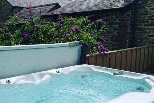 Granary Cottage with hot tub on organic farmland in Dihewid