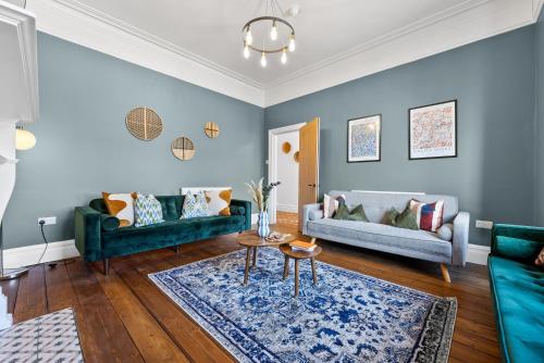 5-Bed Luxury Manor, Games Room, Off road parking & Stylish interiors, Central Gloucester, Cotswolds  – khách sạn tại Moreland