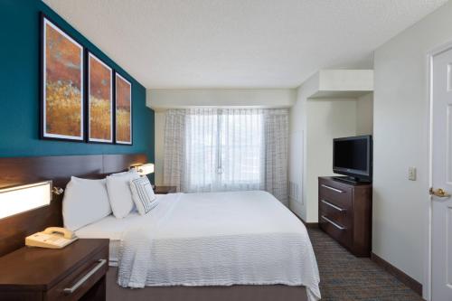 One-Bedroom Queen Suite with Sofa Bed