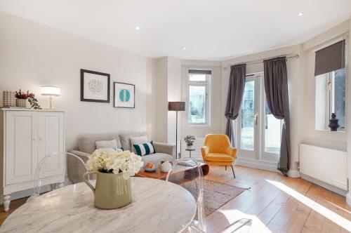 HR2 - Charming 1-Bed near Holland Park - by Short Stories London, London (photo 9)